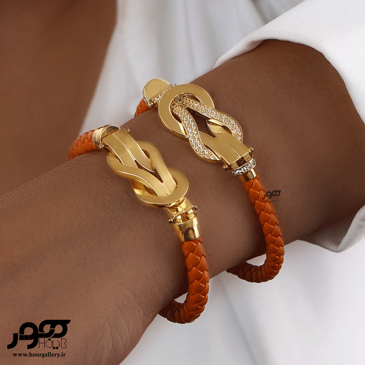 دستبند چرم با پلاک طلا طرح فرد متوسط کد AXB100