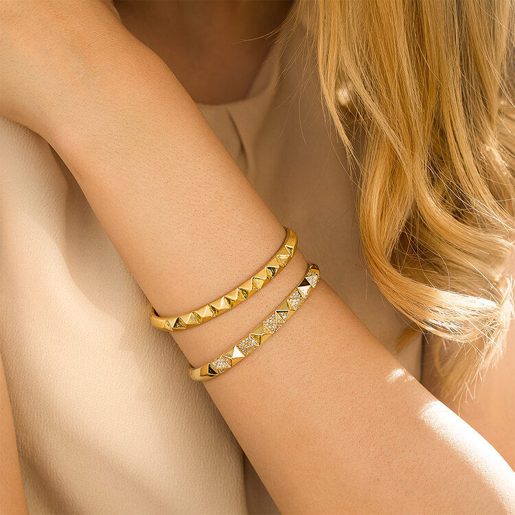 دستبند طلا زنانه النگویی طرح هرمی کد ACB418