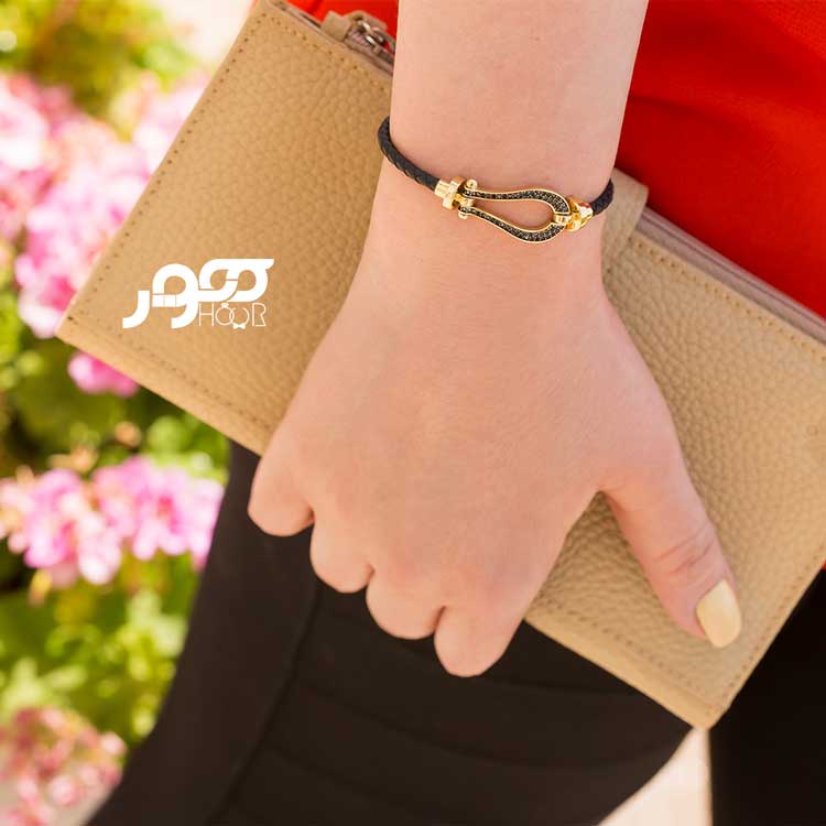 دستبند چرم زنانه با پلاک طلا طرح فرد کد AXB987