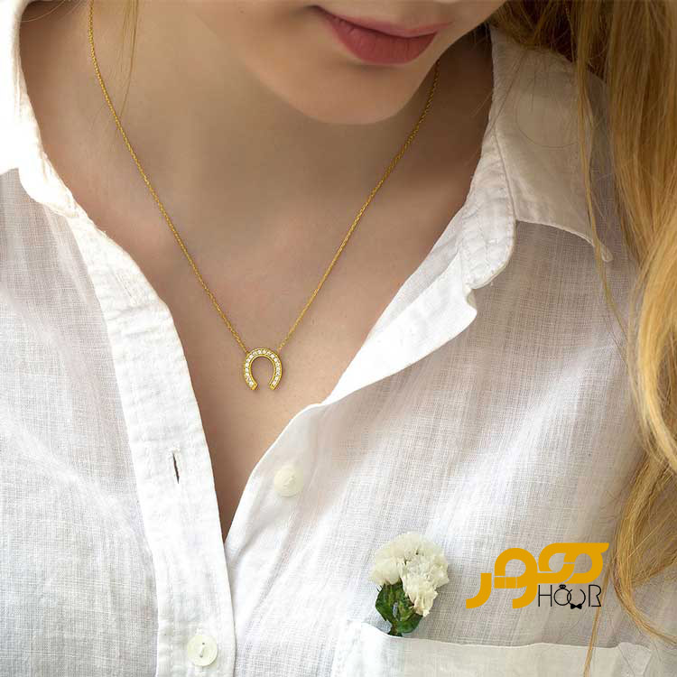 گردنبند طلا زنانه طرح نعل نگیندار کد ACN427